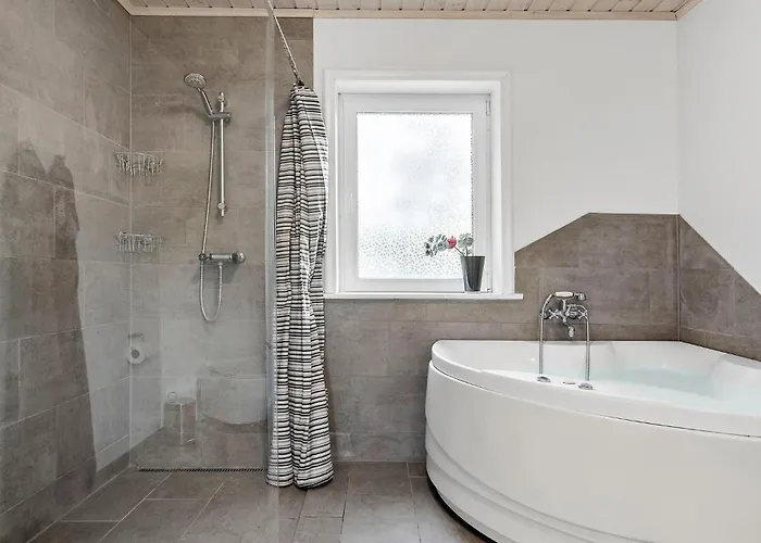 3 Bedroom Cozy In Prázdninový dům *